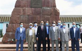 Аким Алматы и представители творческой интеллигенции возложили цветы к памятнику Абая