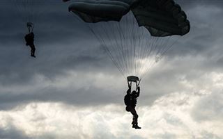 В Актау во время выполнения парашютных прыжков пострадал военнослужащий