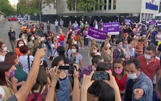 Женщины вышли на акцию протеста в Турции