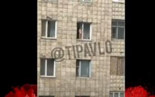 В Павлодаре четырехлетний ребенок справил нужду из окна пятого этажа