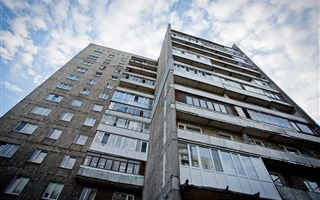 Уроженец Казахстана сорвался с балкона многоэтажки в Ленинградской области