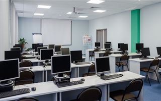 Компьютеры для дистанционного обучения начали выдавать школьникам в Караганде