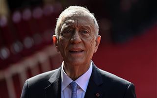 71-летний президент Португалии во время отдыха спас тонущих девушек