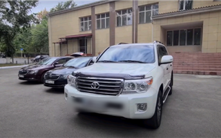 Казахстанский блогер показал на каких дорогих авто разъезжают "слуги народа" в Талгаре