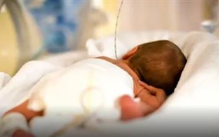 Алматинские врачи рассказали о состоянии найденного в арыке малыша