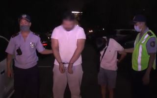 Алматинские полицейские задержали мужчин с наркотиками и пистолетом в машине