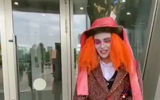 Клоун, измеряющий температуру, попал на видео в Нур-Султане