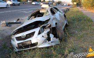 Toyota вылетела в арык после столкновения с Honda в Алматы
