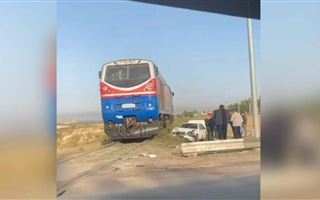 В Казнете появилось видеозапись столкновения Mercedes с поездом в Шымкенте