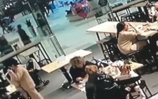"Игры столиков, сезон-2020": женские разборки в столичном кафе рассмешили Казнет