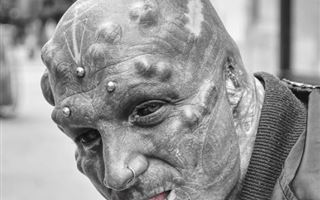 Покрытый тату мужчина отрезал нос и уши ради внешности инопланетянина