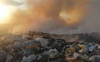 Недалеко от Алматы горит мусорная свалка