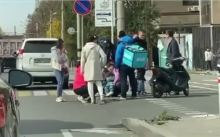 В Алматы подросток попал под колеса мопеда