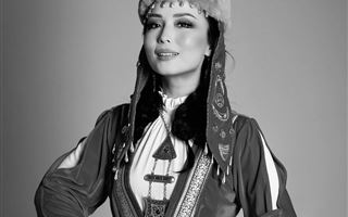 Супруга Айкына в казахском костюме восхитила пользователей Казнета