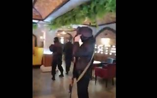 Как полицейские разгоняли посетителей кафе в Актобе - видео