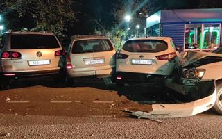 Пьяный водитель в Алматы разбил четыре припаркованных автомобиля
