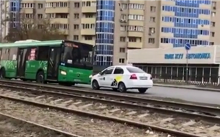 Автобус в Алматы хотел проехать по встречной полосе, но ему не позволили