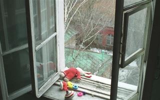 Девочка, выпавшая из окна в Актау, пришла в себя