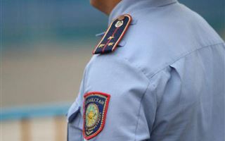 В Алматы уволили полицейского, который избил пассажира в аэропорту