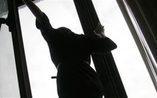 В Шымкенте девушка выпрыгнула из окна после "похищения"