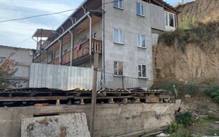 В Алматы снесли общежитие