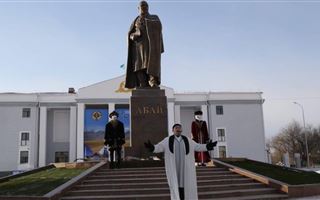 В Карагандинской области открыли памятник Абаю и улицу его имени