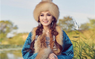 Певица Ерке Есмахан восхитила казахстанцев фотографиями в разных национальных костюмах