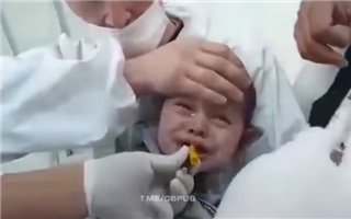 Казахстанцам понравилось видео, на котором из горла маленького мальчика извлекают 50 тенге