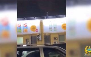 В Алматы мужчина пытался сброситься с крыши магазина