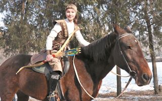 “Хочу быть похожей на царицу Томирис”: 12-летняя лучница из Казахстана