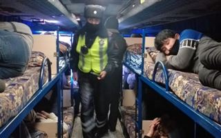 В Атырау задержали автобус-гостиницу с лежащими пассажирами