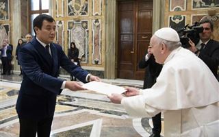 Посол Казахстана Алибек Бакаев вручил верительные грамоты Папе Римскому