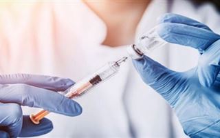 Массовая вакцинация от КВИ началась в США и Канаде
