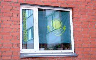 Жители СКО на своих окнах вывесили государственные флаги