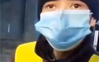 Жительница Алматы сняла на видео, как контролёр угрожает ей, заходя в автобус