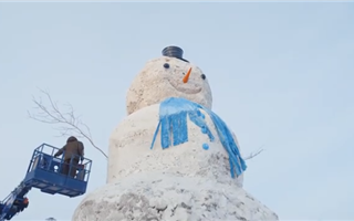 Гигантского снеговика в десять метров высотой слепили в Нур-Султане