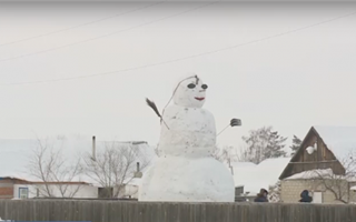 Школьники в Павлодарской области лепят гигантского снеговика