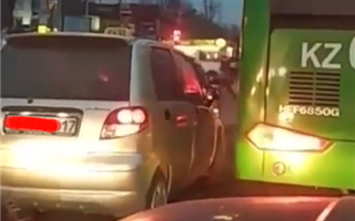 "Только в Шымкенте так можно" - казахстанцев озадачило видео с автомобилем и автобусом, которые собираются врезаться друг в друга