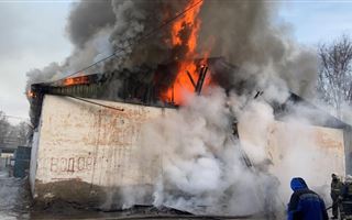 В Алматы потушили крупный пожар