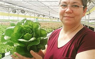 Женщина работала на Крайнем Севере и БАМе, а теперь выращивает уникальную зелень