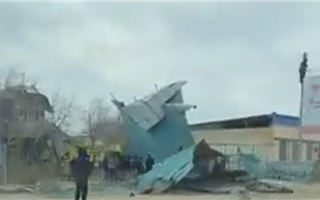 Из-за сильного ветра сорвало крыши зданий в Жанаозене