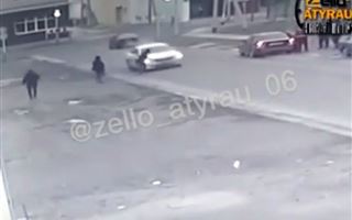 Автоподстава с пешеходом попала на камеры видеонаблюдения в Атырау