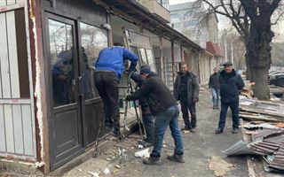 В Алматы снесли очередной незаконный торговый объект