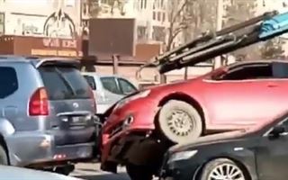 "Один вопрос: как?": необычное ДТП попало на видео в Алматы