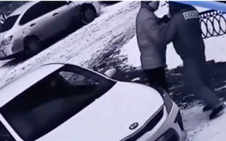 Жителей столицы взбудоражило видео драки водителя с охранником