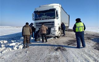 Грузовик сдуло ветром на трассе Усть-Каменогорск - Семей