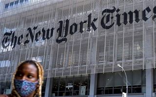 The New York Times опубликовала на первой полосе 500 тысяч точек – они символизируют погибших от коронавиуса