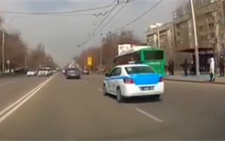 Казахстанцы обрадовались моментальной карме водителя, который нарушил ПДД