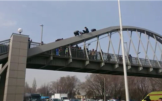 Неизвестный парень предотвратил суицид в Алматы, забравшись на арку моста