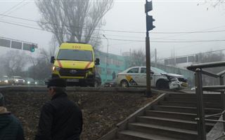 Скорая столкнулась с такси в Алматы